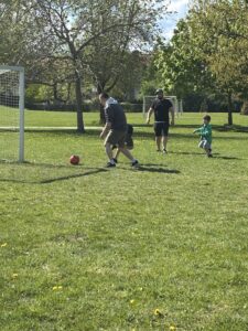 Spelar fotboll 